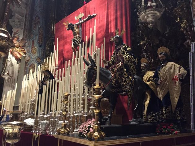 El Cristo del Amor, la Virgen del Socorro y el Señor de la Sagrada Entrada presiden el altar mayor de la Colegial del Salvador