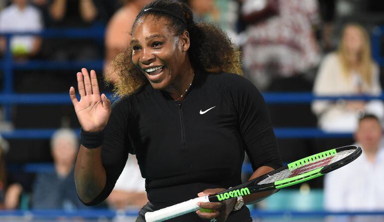 Serena Williams saluda a los fans en Abu Dabi