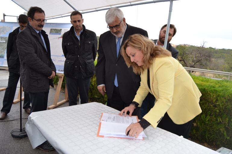 Momento de la firma del acta de replanteo de las obras de mejora de acceso a Calp desde la N-332.