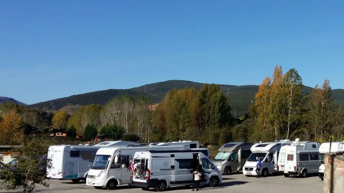 El caravaning, escape de madrileños y gallegos al "otoño dorado" de Médulas