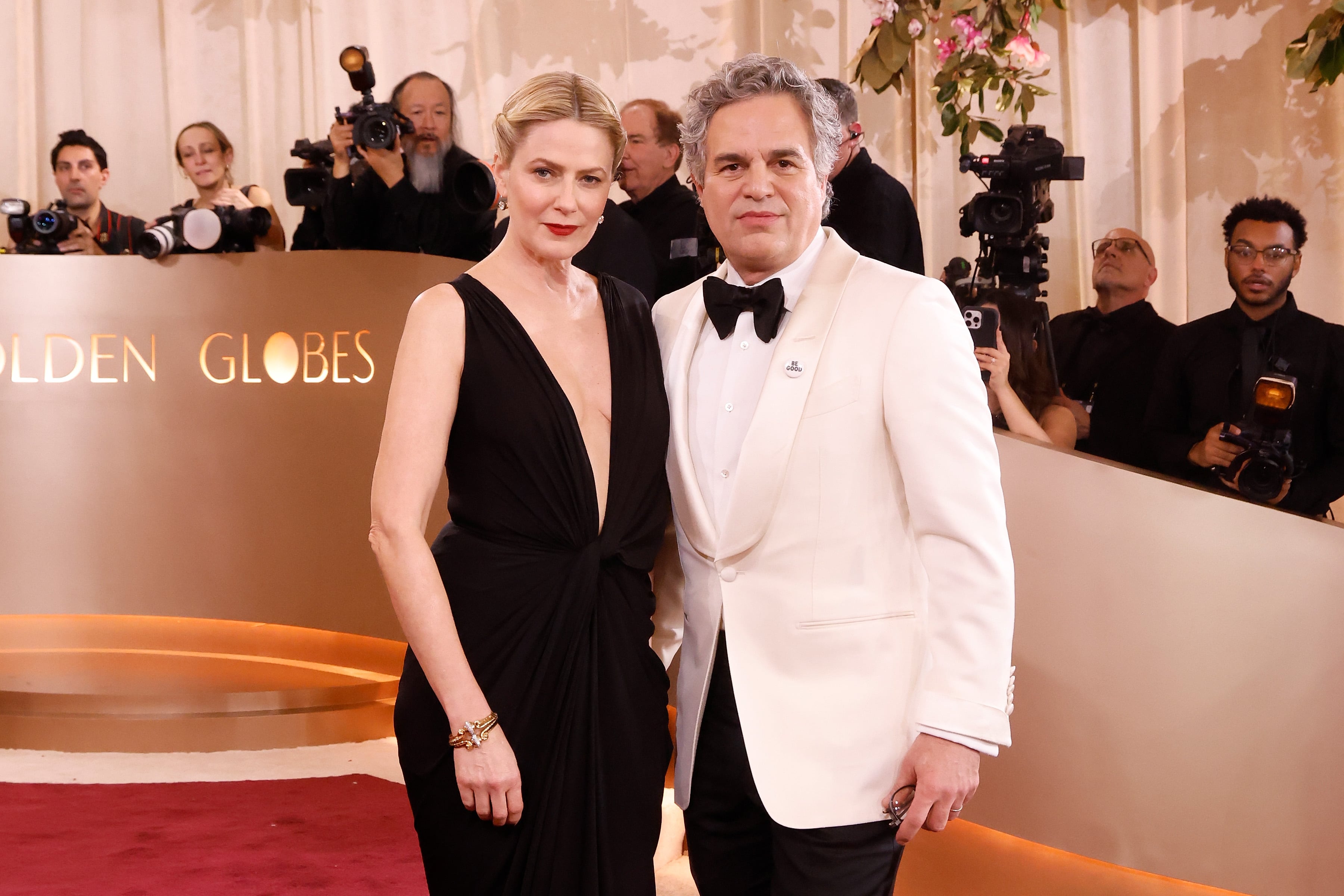 Mark Ruffalo y Sunrise Ruffalo asisten a la 83.ª edición de los Globos de Oro el 11 de enero de 2026 en Beverly Hills, California.