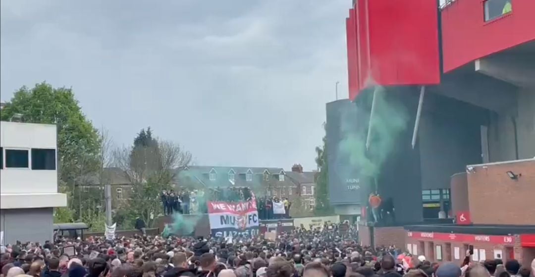 Aficionados del Manchester United en los aledaños de Old Trafford. 