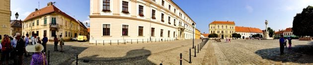 Una panorámica de la Plaza de la Santísima Trinidad en Osijek