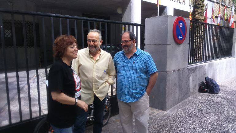 Representantes de Unidos Podemos junto a la sede de la Confederación Hidrográfica del Ebro
