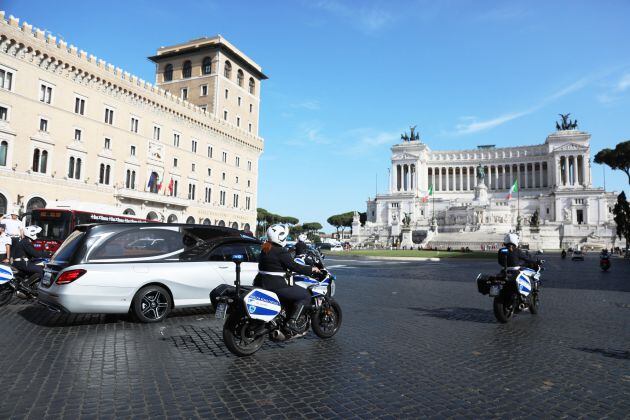 El féretro de Raffaella recorre las calles de Roma