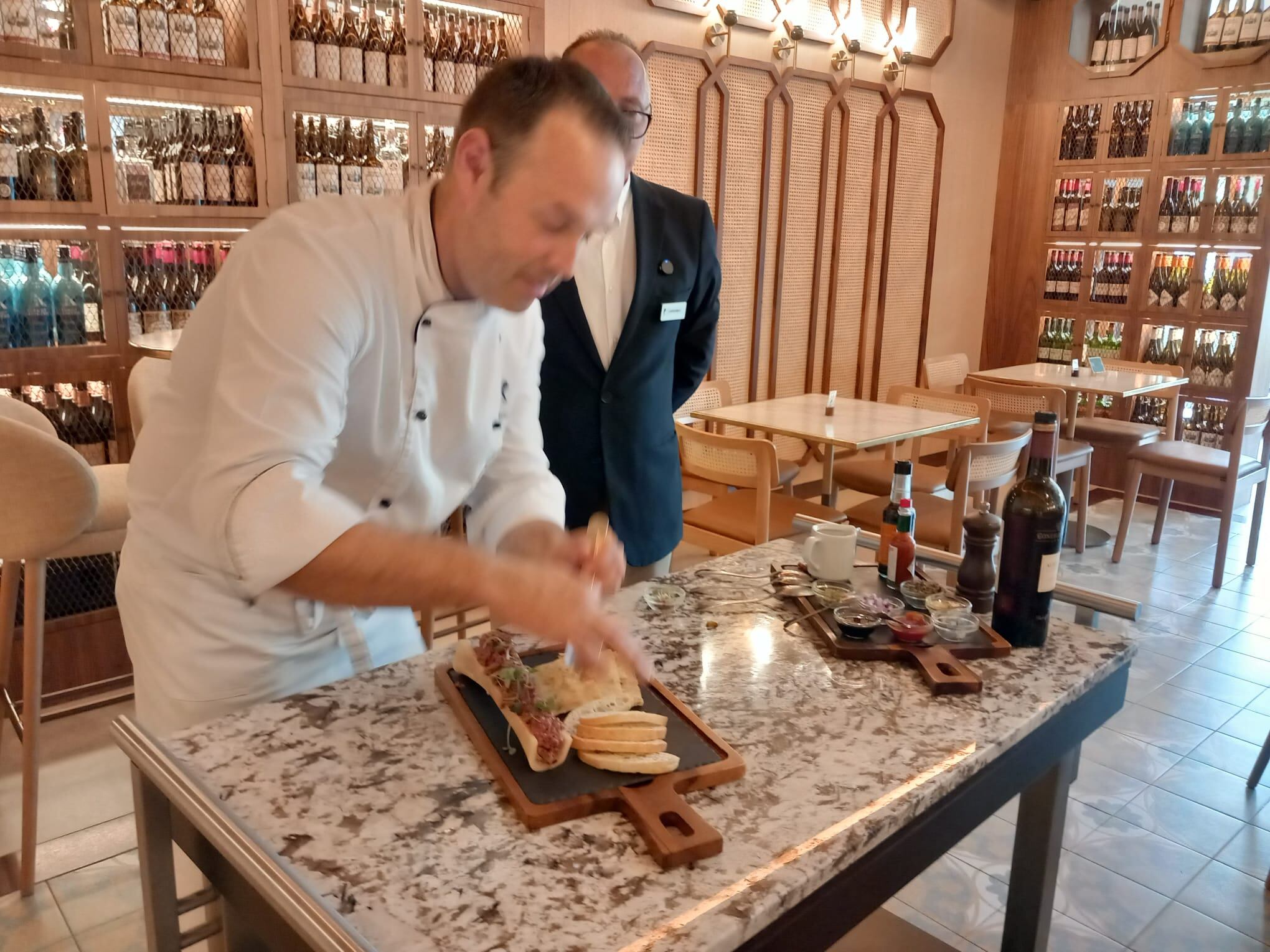Joaquín García, jefe de cocina de Hipotels Sherry Park, preparando la presentación del steak tartar