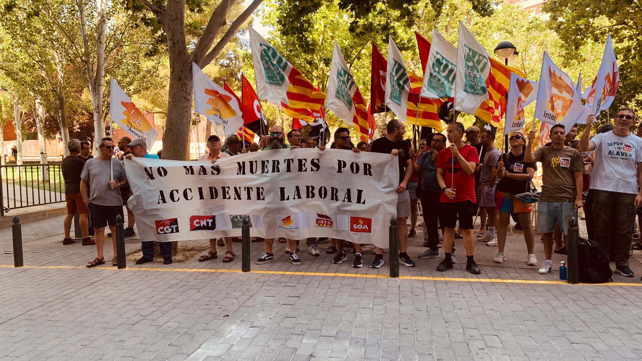 Concentración de protesta ante el fallecimiento de una trabajadora en Huesca