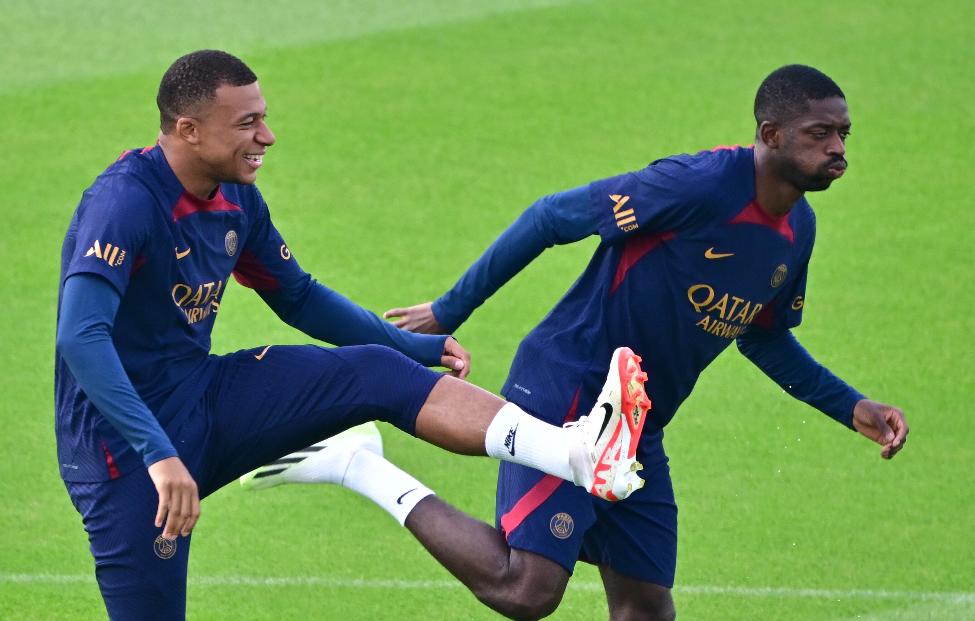 Ousmane Dembélé y Kylian Mbappé hablan durante un entrenamiento