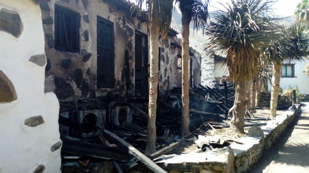 El hotel rural afectado tras el incendio en Fataga.