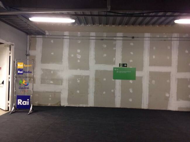 Pared en obras al lado del estudio de la RAI