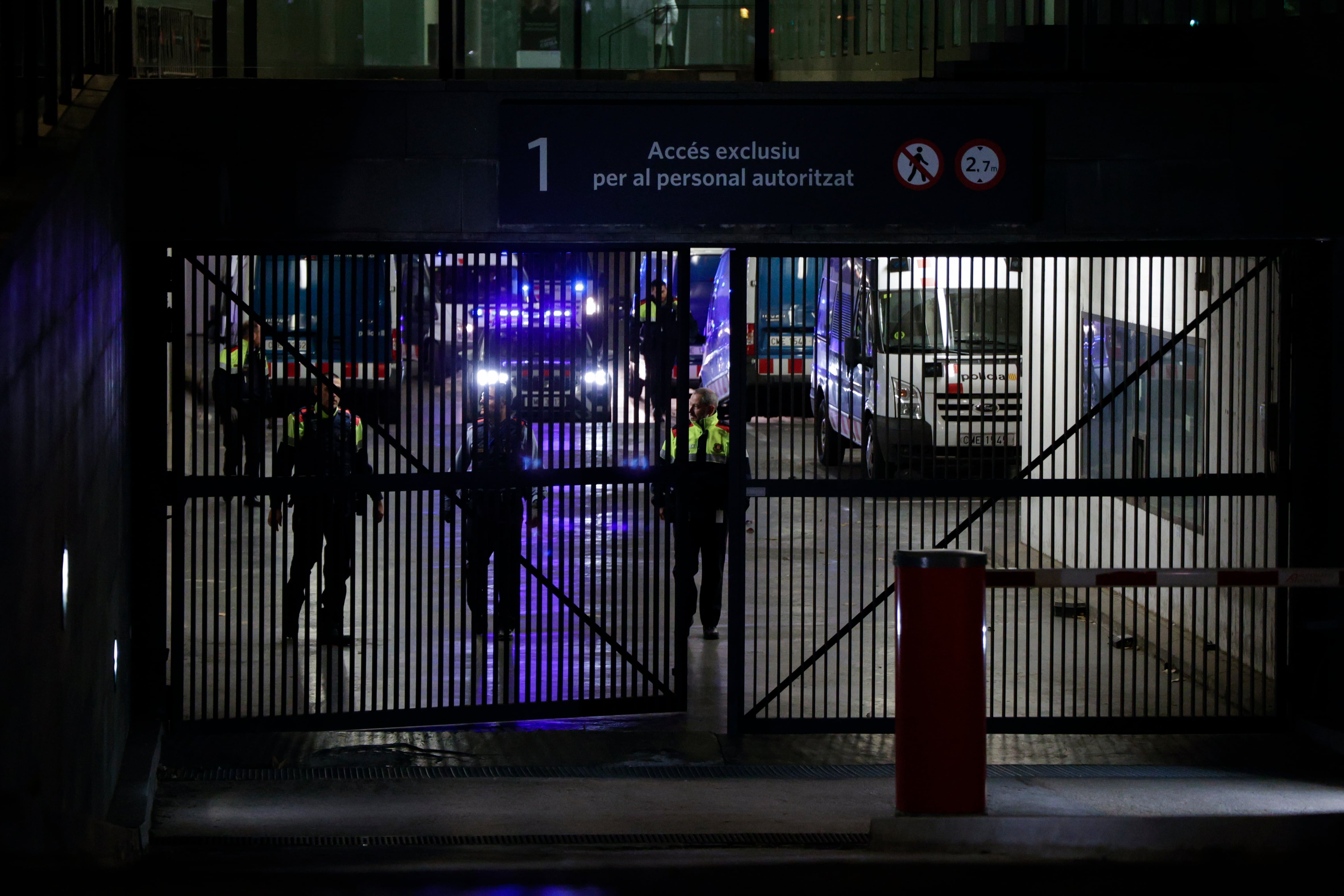 El jugador del FC Barcelona, Dani Alves, sortint dels calabossos de la Ciutat de la Justícia cap a la presó Brians 1 de Sant Esteve Sesrovires (Barcelona) en un vehicle dels Mossos d&#039;Esquadra, aquest divendres a la ciutat de Barcelona