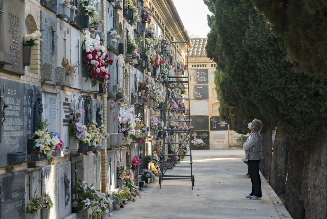 Una mujer acude a un cementerio de la ciudad de València durante la crisis sanitaria por el coronavirus. 