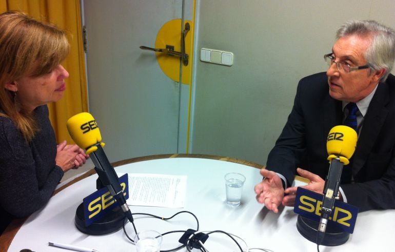 El presidente del TSXG, Miguel Ángel Cadenas, con Aida Pena en los estudios de Radio Galicia