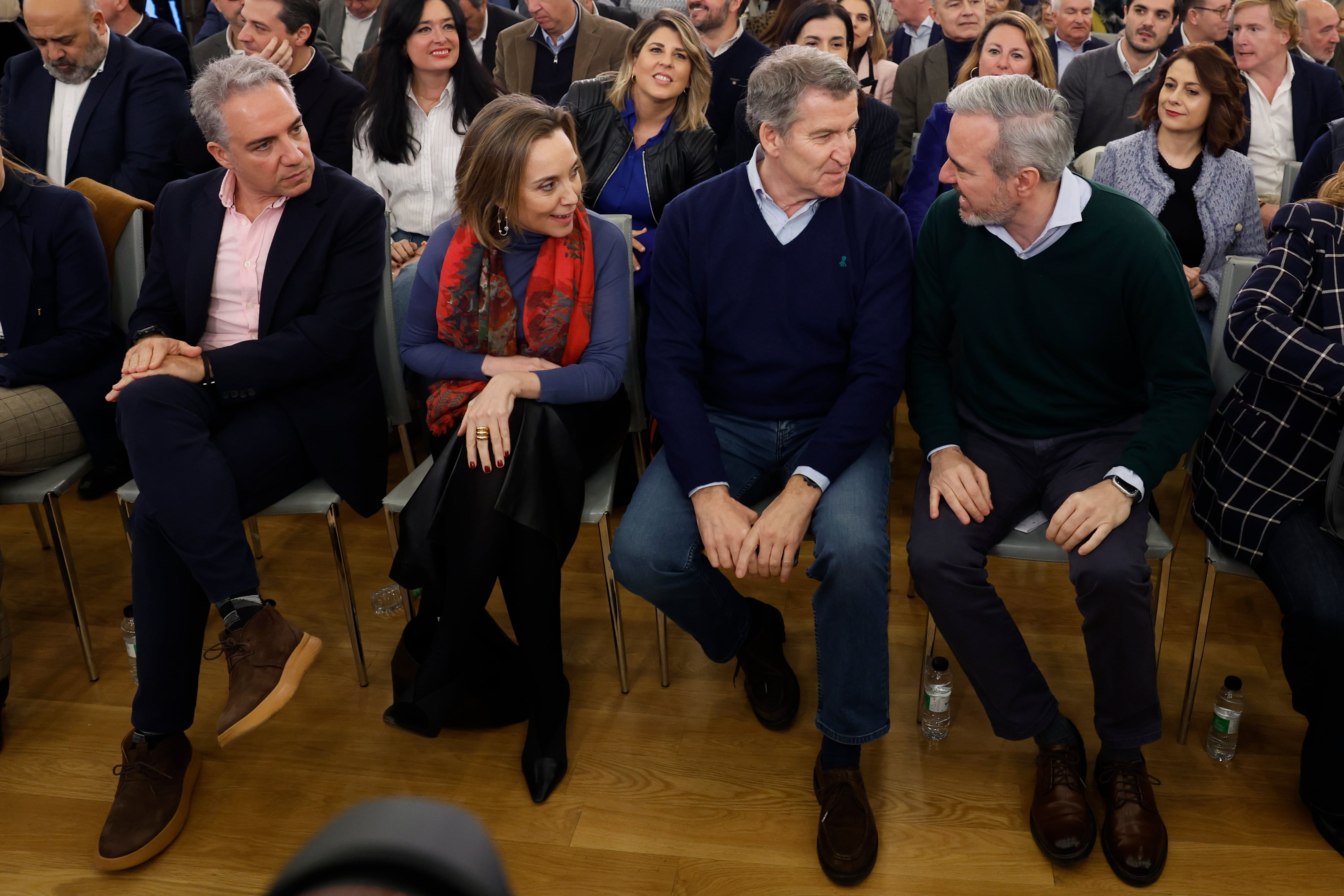 ZARAGOZA, 09/02/2025.- El presidente del PP, Alberto Núñez Feijóo (c), junto al presidente de Aragón, Jorge Azcón (d), y Cuca Gamarra (2i), durante la reunión que celebró este domingo en Zaragoza con 35 alcaldes populares de urbes de más de 100.000 habitantes, en el I Foro de grandes ciudades de España, que se centrará en la vivienda y servirá para reclamar también al Gobierno que aborde con los ayuntamientos la financiación local. EFE/ Javier Cebollada
