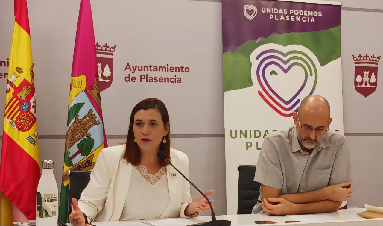 María Victoria Mata y Gonzalo Torre (Unidas Podemos Plasencia) en rueda de prensa