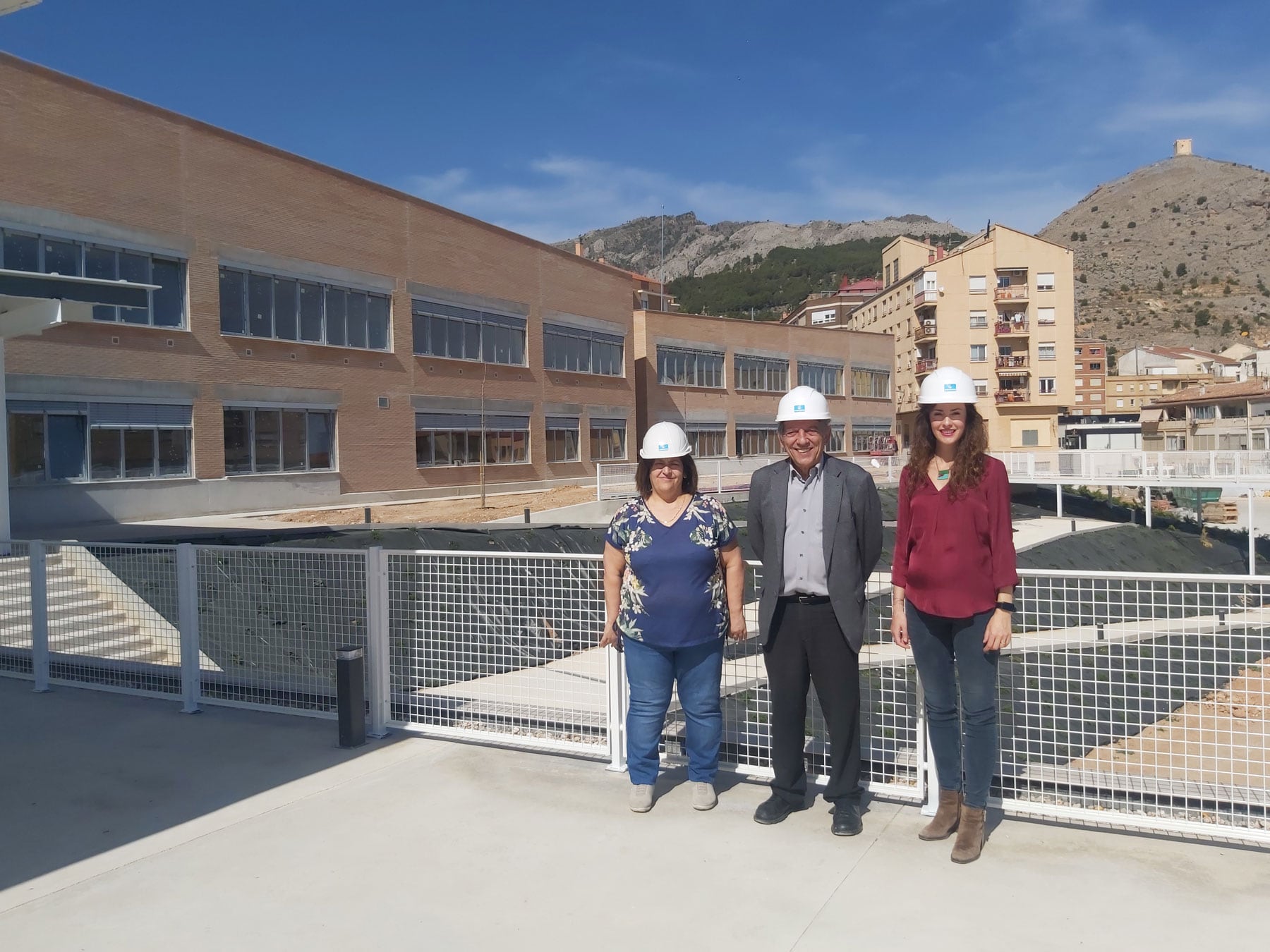 La directora del centro, Rosana Soler, el secretario autonómico de Educación, Miquel Soler, y la alcaldesa de Cocentaina, Mireia Estepa durante la visita al centro