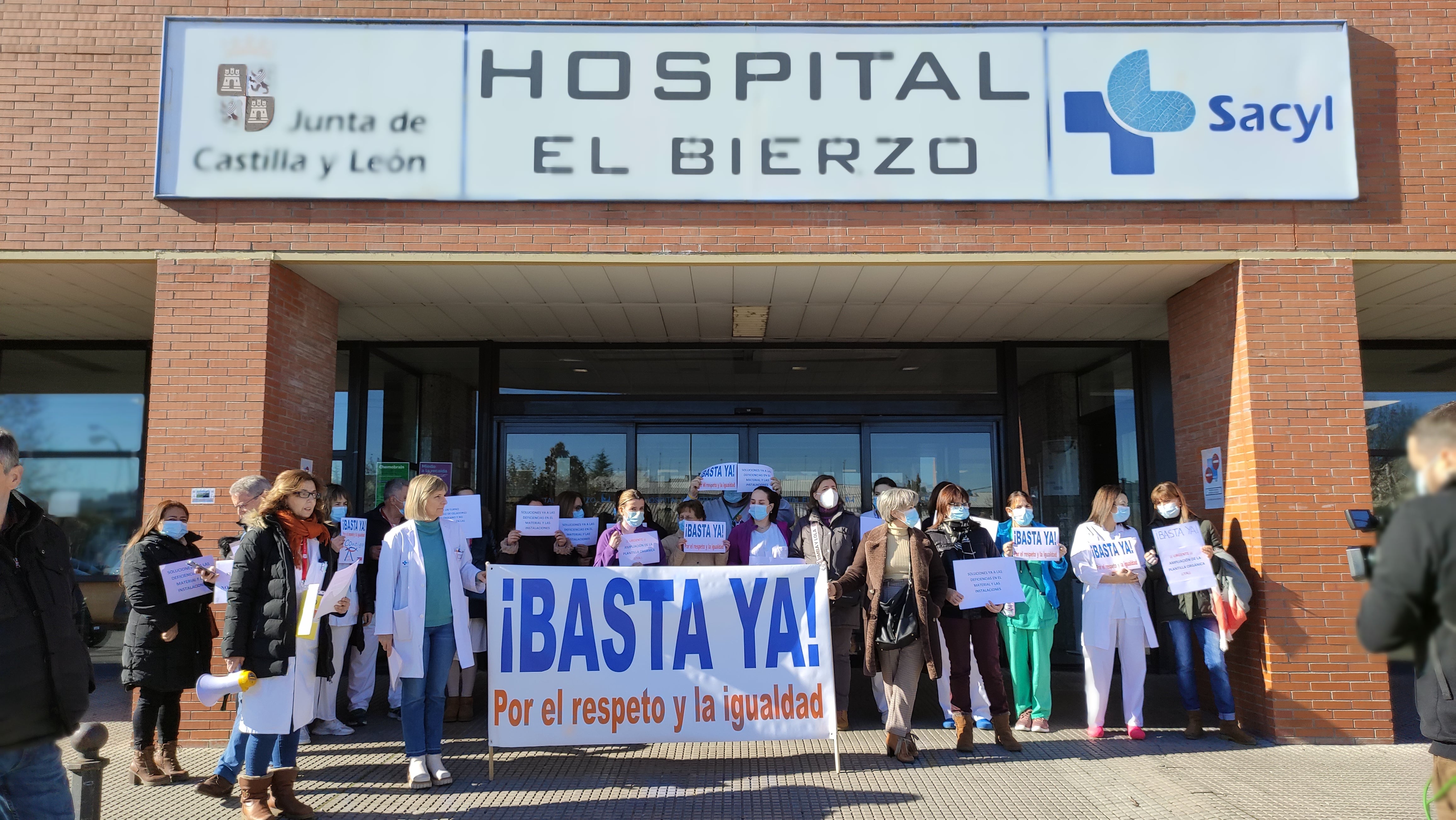 Concentración a las puertas del Hospital del Bierzo