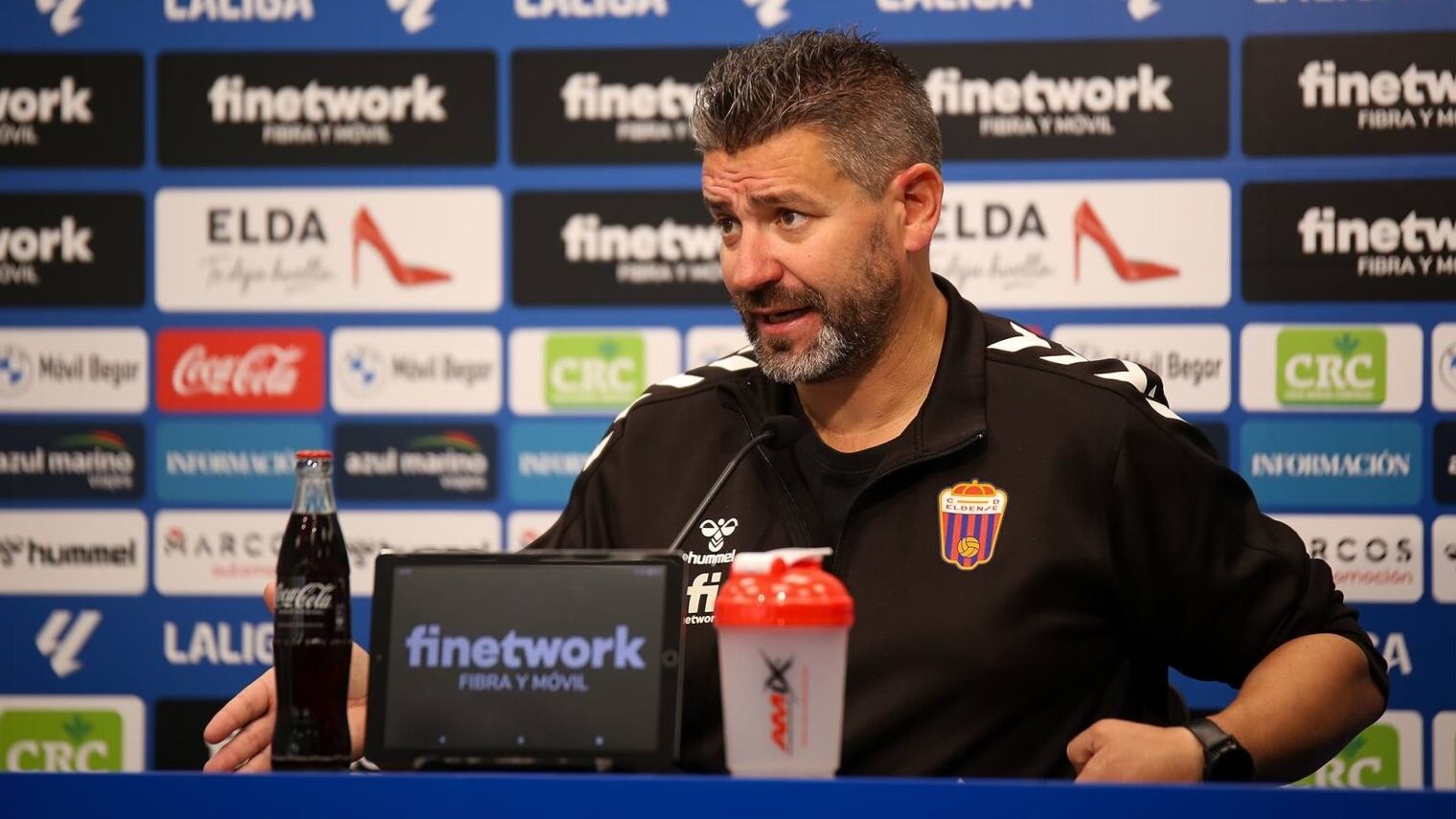 Fernando Estévez hizo de entrenador y médico en el partido ante el Real Racing Club