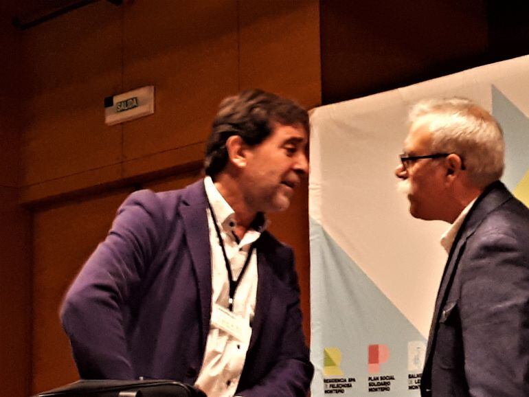 Pulgar, a la izquierda, se dispone a iniciar la Asamblea