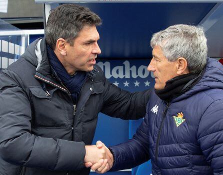 Los entrenadores se saludan antes del encuentro.