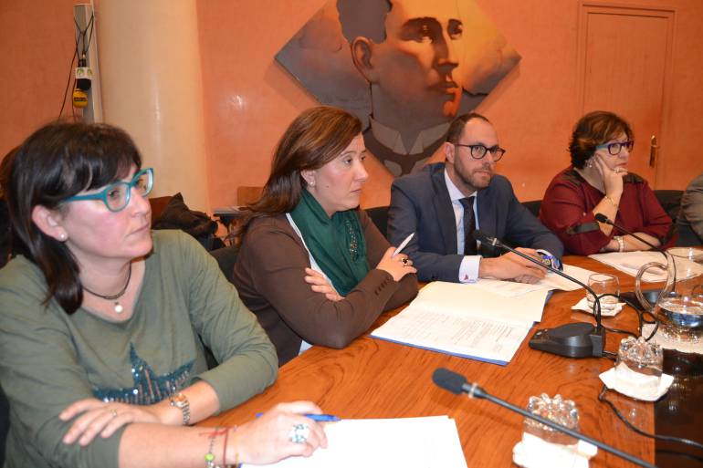 Fran Vives con sus compañeras del grupo municipal del PP en el Ayuntamiento de Dénia.