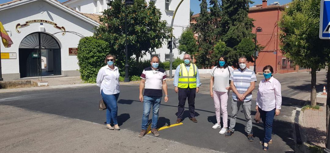 Jesús Estrella junto a responsables de los Ayuntamientos de la zona, visita uno de los pasos elevados construidos recientemente.