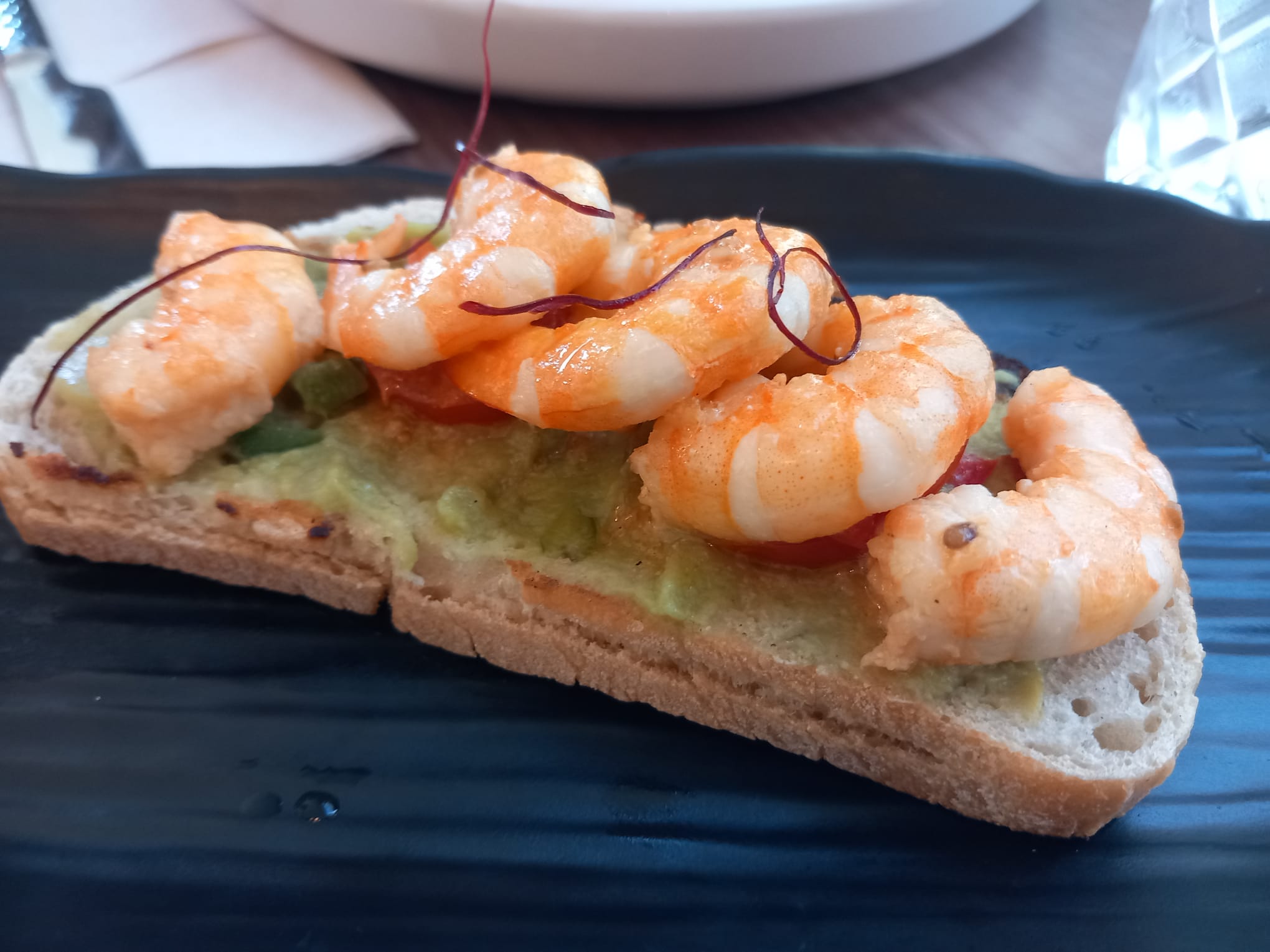Tosta con langostinos y guacamole