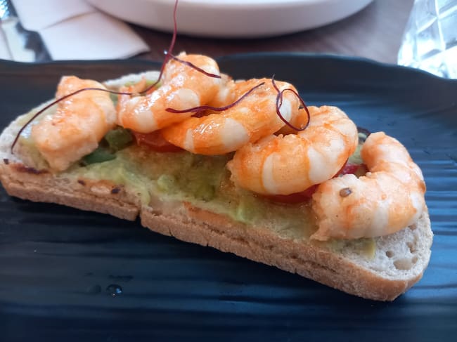 Tosta con langostinos y guacamole