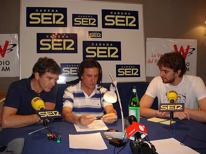 Un momento del program especial que El Larguero realizó en 2008 con Pau Gasol y Antonio Banderas desde Los Ángeles. Foto: Luis M. Balduque / Carlos J.Bustillo