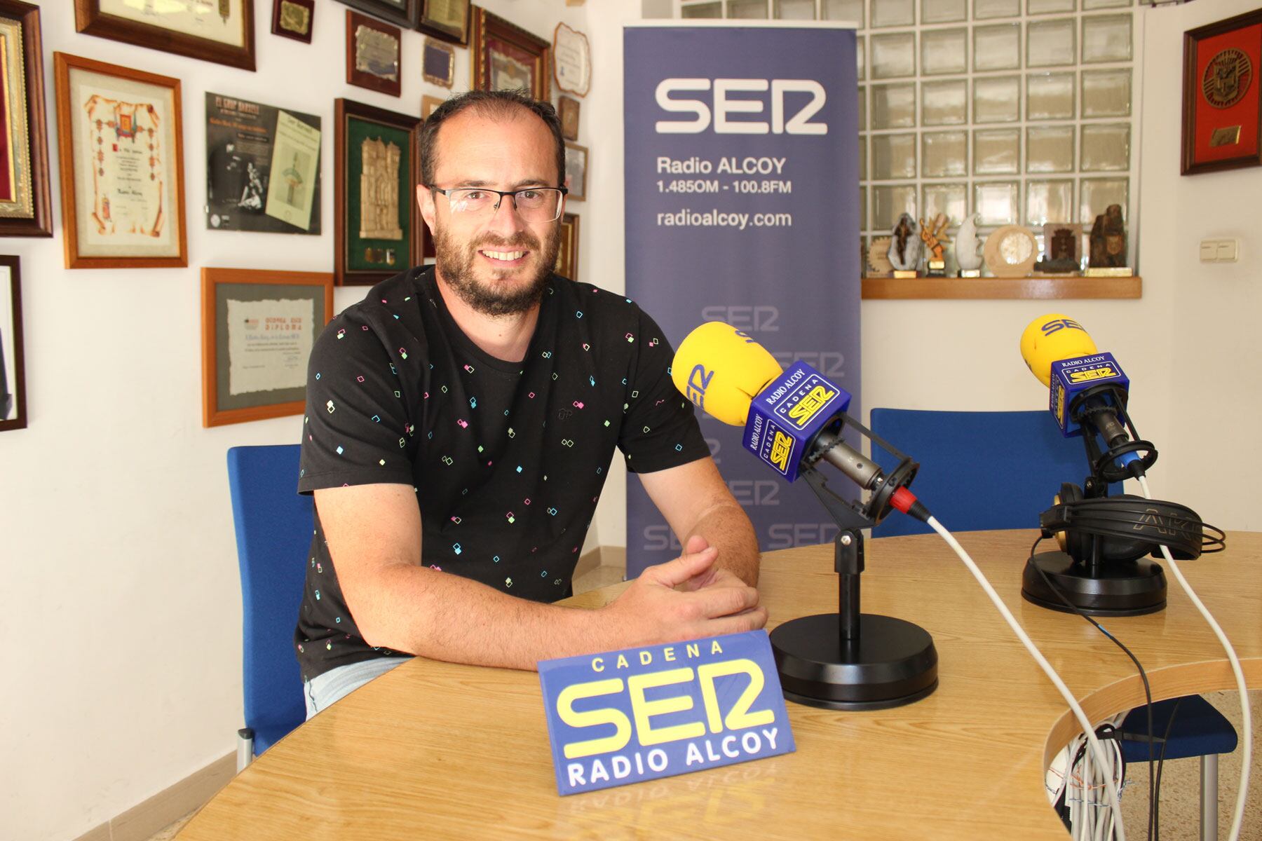 Tono Belda, coordinador cultural del Campus de Alcoy de la Universidad de Alicante, en el estudio de Radio Alcoy