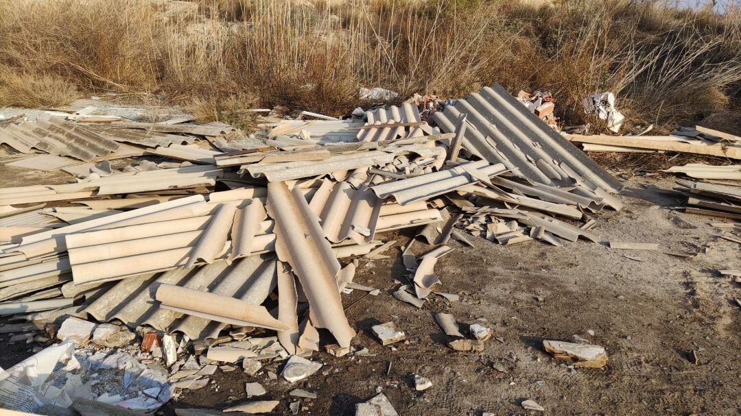 Detalle de la escombrera ilegal con restos de amianto