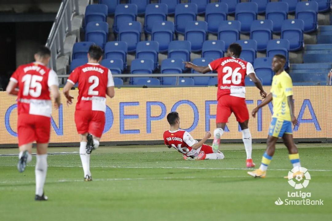 Yan Couto celebrant el primer gol com a blanc i vermell.
