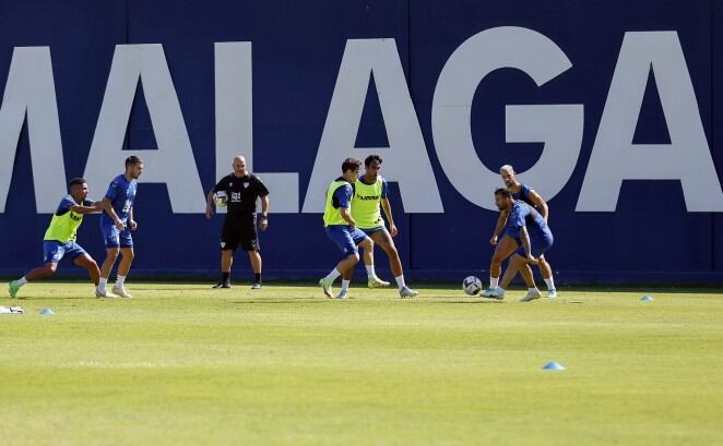 Jugadores del Málaga entrenan en el Anexo de La Rosaleda