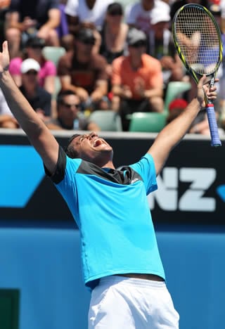 Nicolás Almagro celebra tras derrotar al croata Ivan Ljubicic