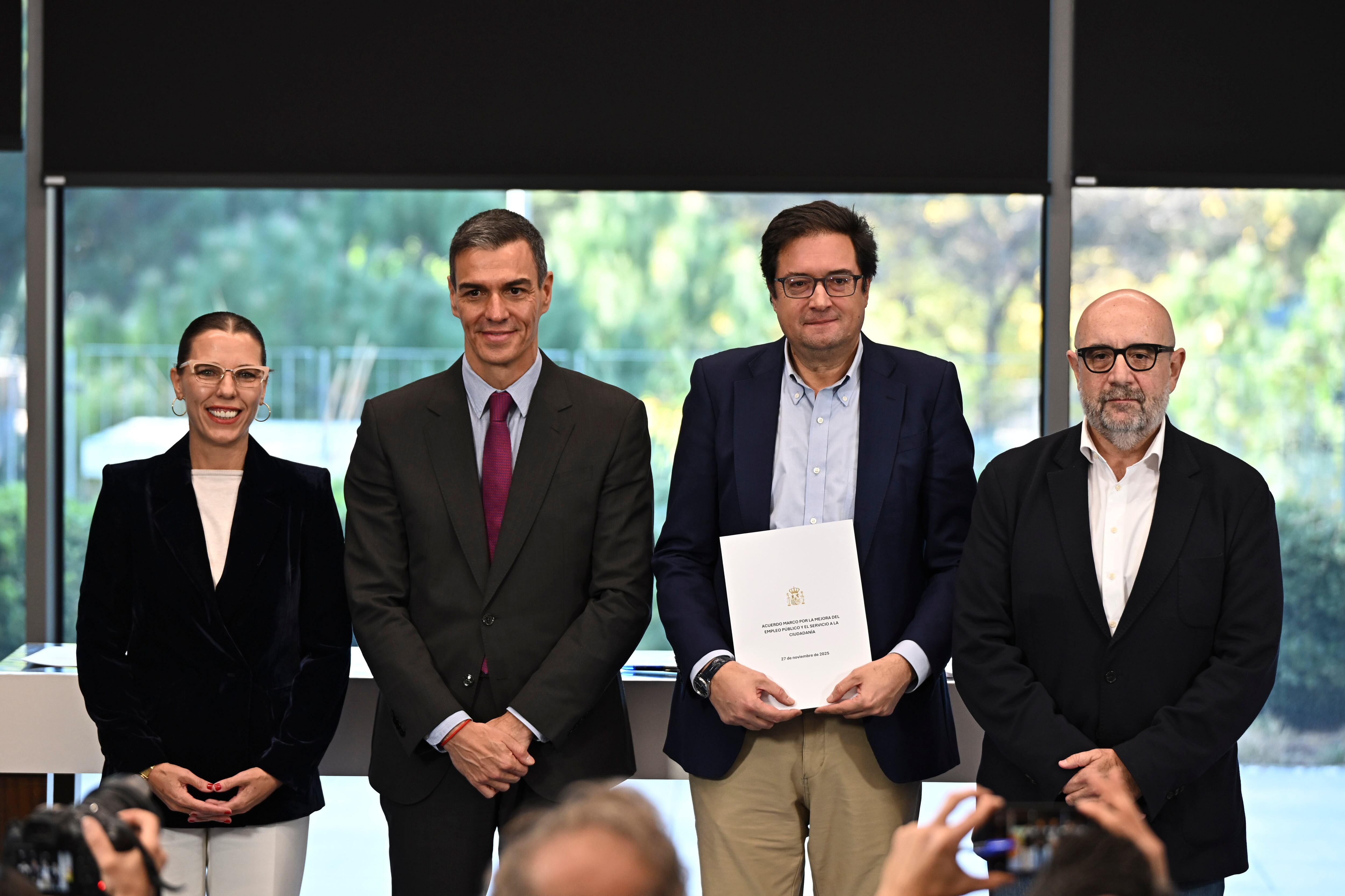 MADRID, 27/11/2025.- El presidente del Gobierno, Pedro Sánchez (2i), el ministro para la Transformación Digital y de la Función Pública, Óscar López (2d), el presidente del CSIF, Miguel Borra Izquierdo (d), y la secretaria general de UGT Servicios Públicos, Isabel Araque (i), durante la firma del acuerdo para la mejora de las condiciones laborales y salariales de los empleados públicos este miércoles, en el Ministerio para la Transformación Digital y de la Función Pública en Madrid. El Ministerio de la Función Pública y los sindicatos UGT y CSIF han firmado este viernes el acuerdo salarial para los empleados públicos para el periodo 2025-2028 con una subida del 11 %, que comenzará en la nómina de diciembre próximo con un alza del 2,5 % correspondiente a 2025, retroactiva desde enero EFE/ Fernando Villar
