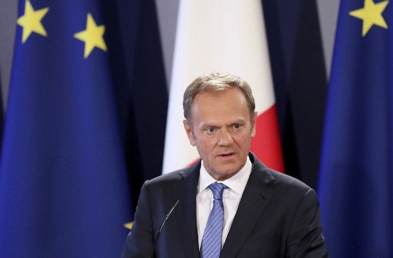 El presidente del Consejo Europeo, Donald Tusk (c), da una rueda de prensa junto al primer ministro maltés, Joseph Muscat