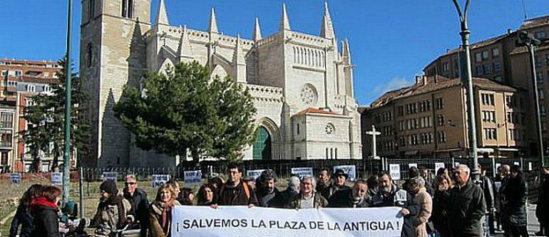 Manifestantes reclaman, en 2012, la paralización de la catas ante la iglesia de La Antigua