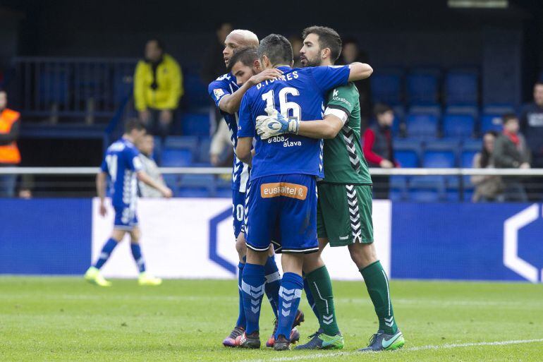 Los jugadores del Alavés celebran la victoria ante el Villarreal.