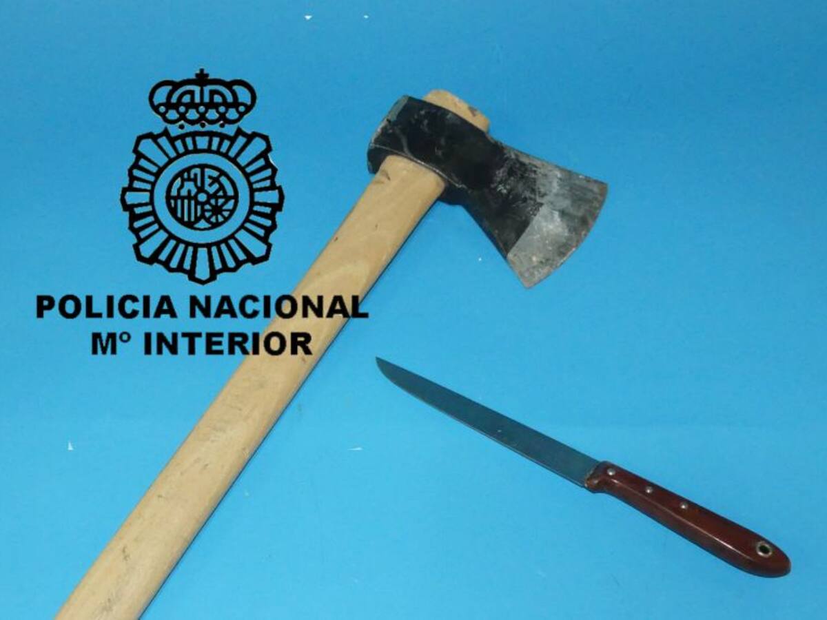 Agrede a su madre y su hermano y amenaza a los policías con un hacha