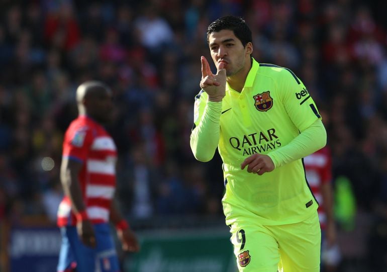 Barcelona&#039;s Luis Suarez celebrates after scoring a goal against Granada during their Spanish first division soccer match at Nuevo Los Carmenes stadium in Granada, February 28, 2015. REUTERS/Pepe Marin (SPAIN - Tags: SPORT SOCCER)