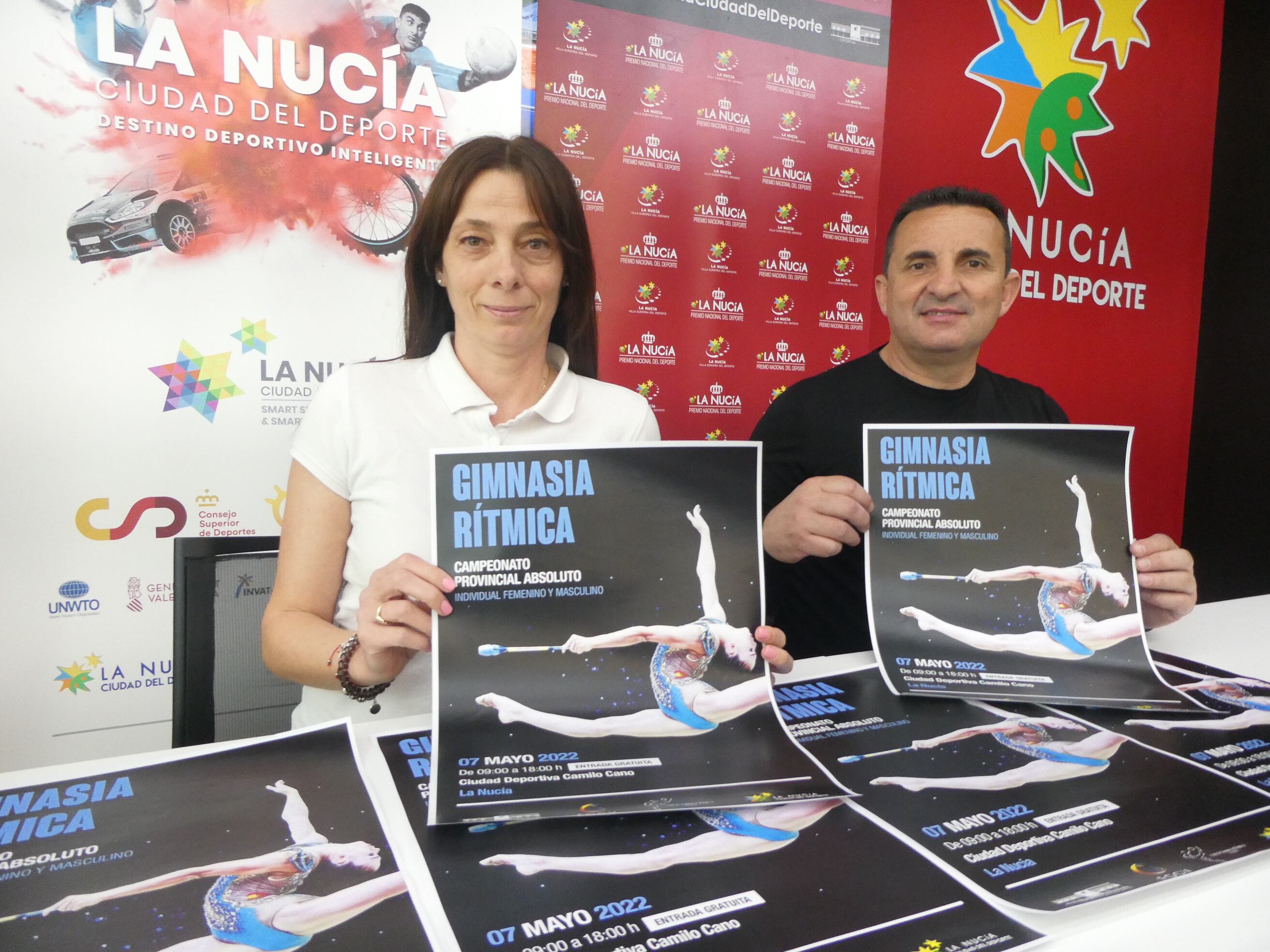 Ivka Georeva, entrenadora de la Club Gimnasia Rítmica de La Nucía, y Bernabé Cano, alcalde de La Nucía, durante la presentación del evento