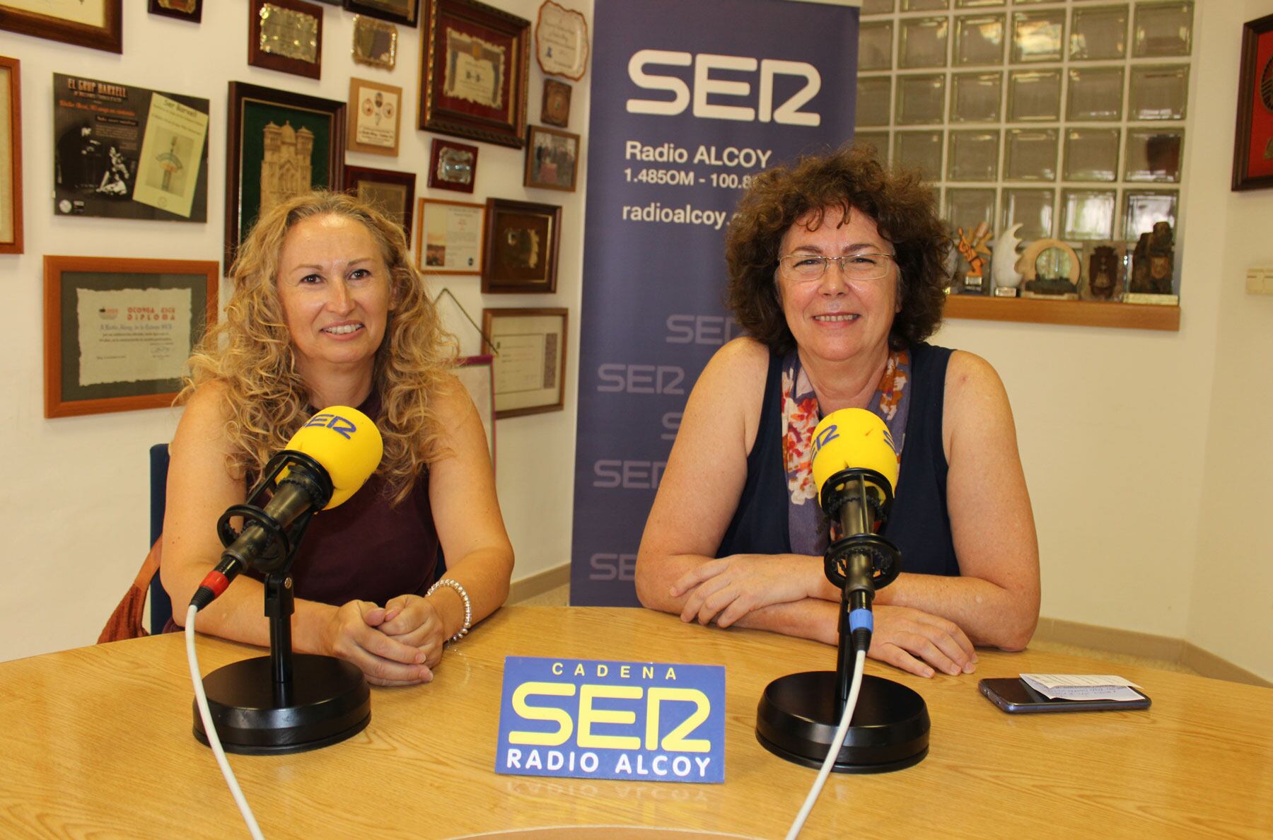 Carmina Vicens y Pilar Blasco, vicedirectora y directora de la EASDAlcoi, en el estudio central de Radio Alcoy