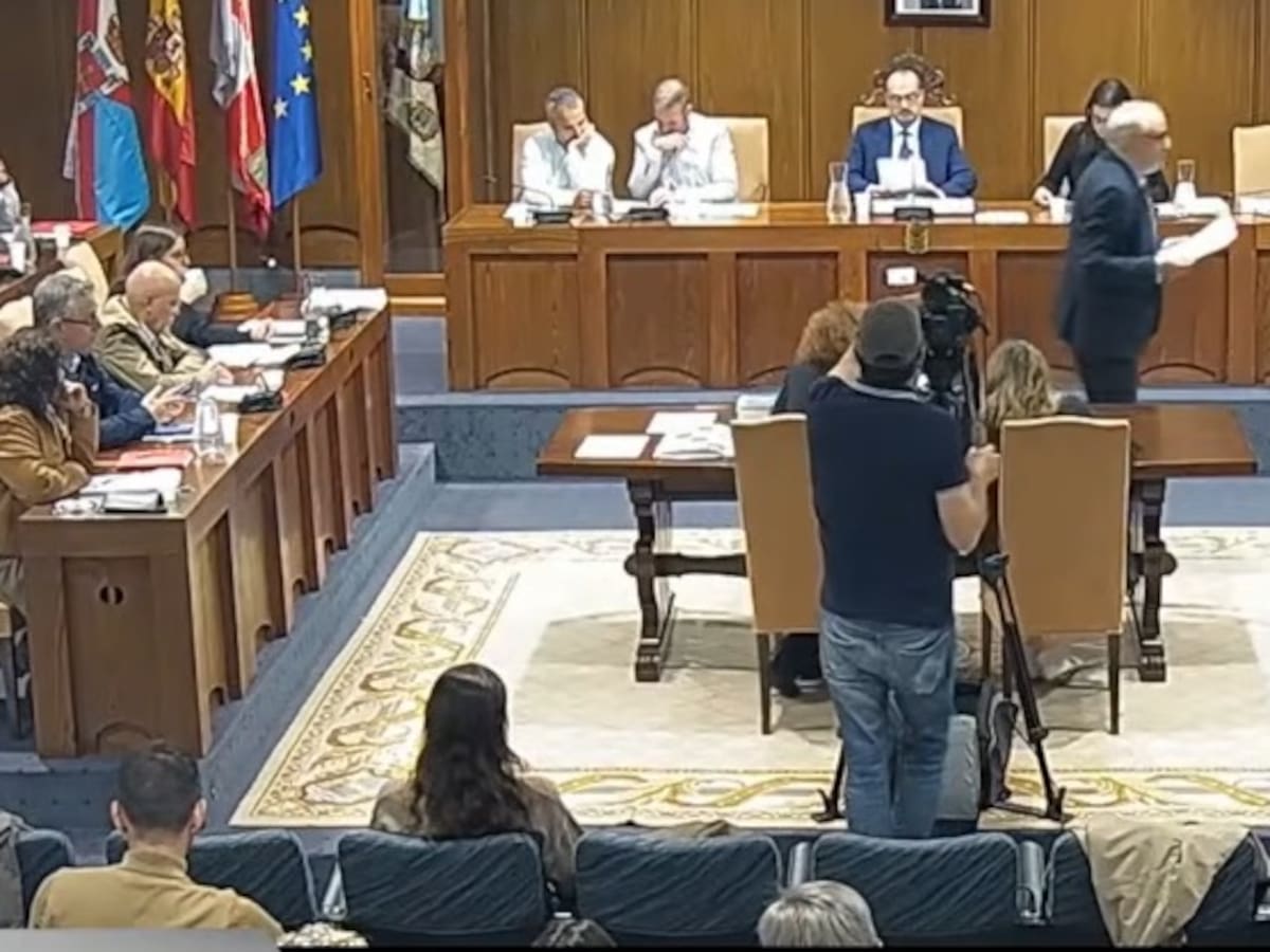 El PSOE fuerza la retirada temporal de la ordenanza de fiestas de PP y CB en un pleno en el que toma posesión la nueva concejala socialista Claudia Alba