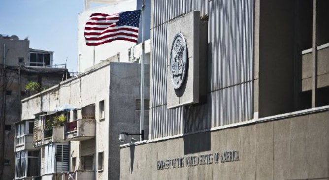 Una bandera ondea frente a la embajada de EEUU en Tel Aviv, que permanece cerrada al público