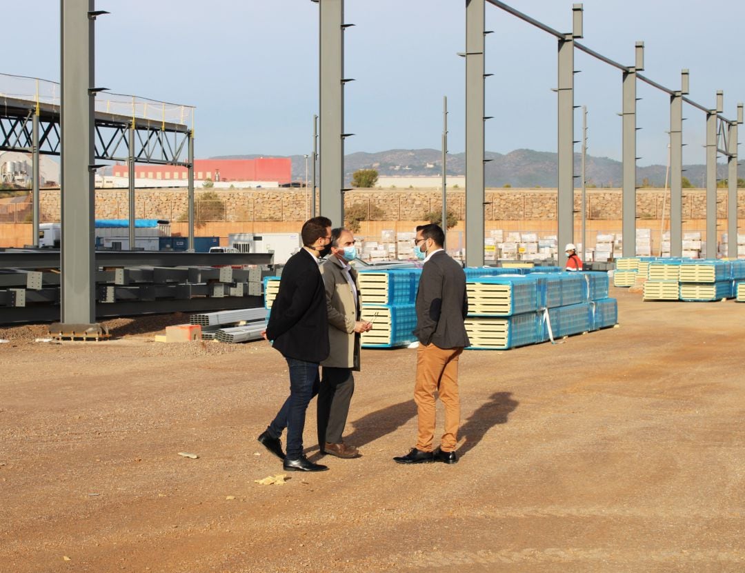 Visita del alcalde de L&#039;Alcora, Samuel Falomir, a la fábrica Halcón cerámica