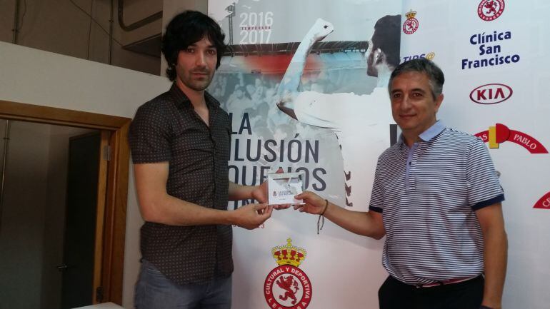 Juan Marigorta, junto a Juan Luis Díez, responsable del área social de la Cultural