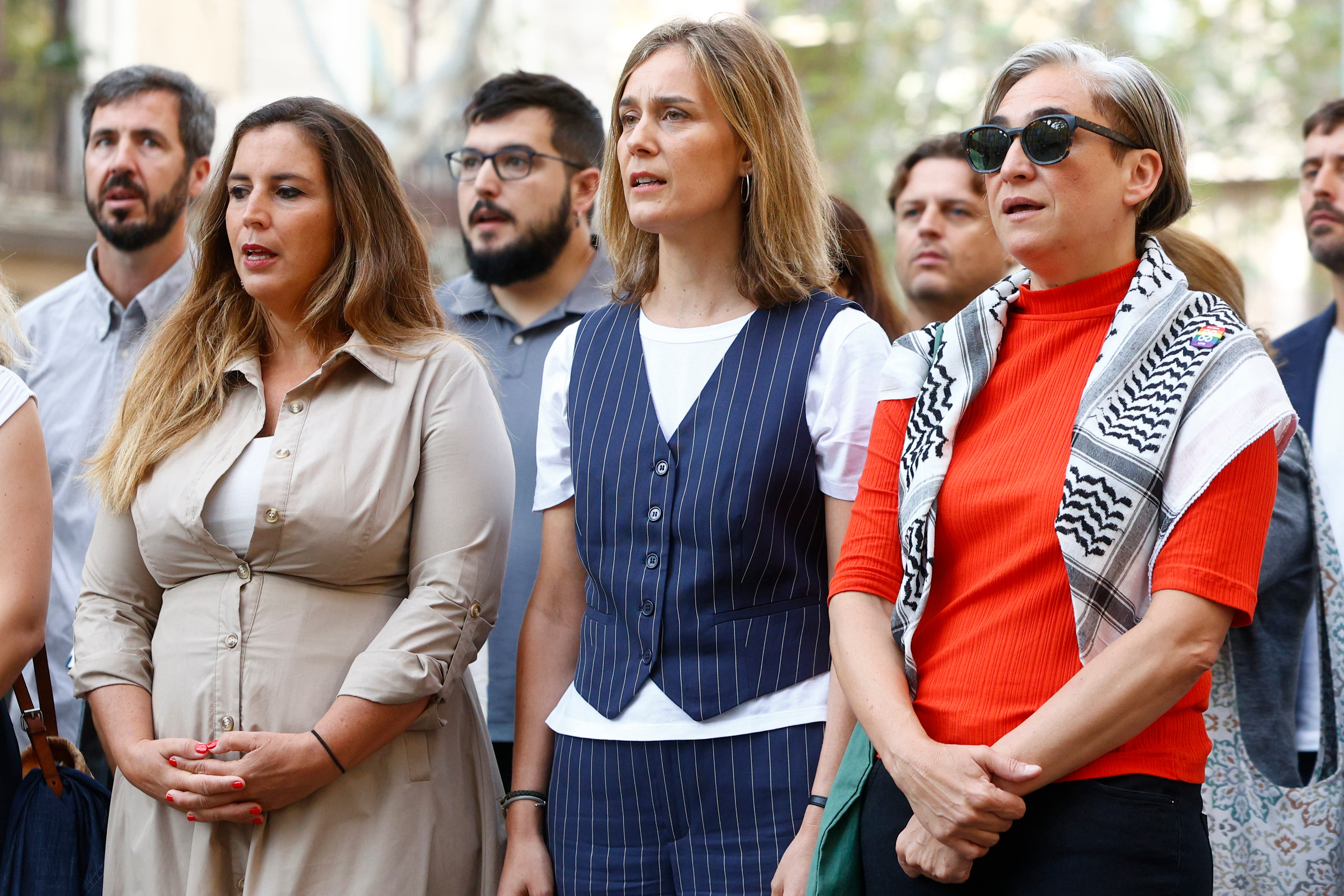 La coordinadora de los Comuns, Jéssica Albiach (c), y la exalcaldesa de Barcelona, Ada Colau (d), durante la tradicional ofrenda floral en el monumento a Rafael Casanova con motivo de la Diada