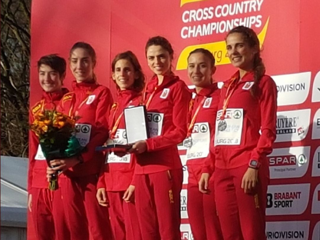 Celia Antón -en el centro con una placa- junto a sus compañeras en categoría sub-23 en el podio del Europeo de Cross en Tilburg.