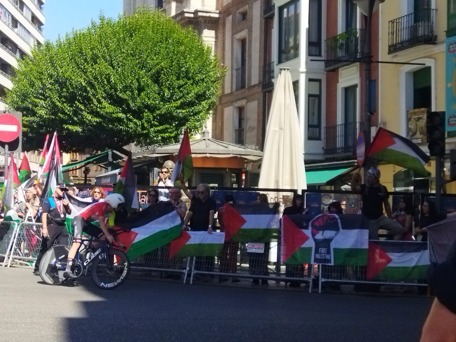 Protestas propalestinas en la contrarreloj de la Vuelta en Valladolid
