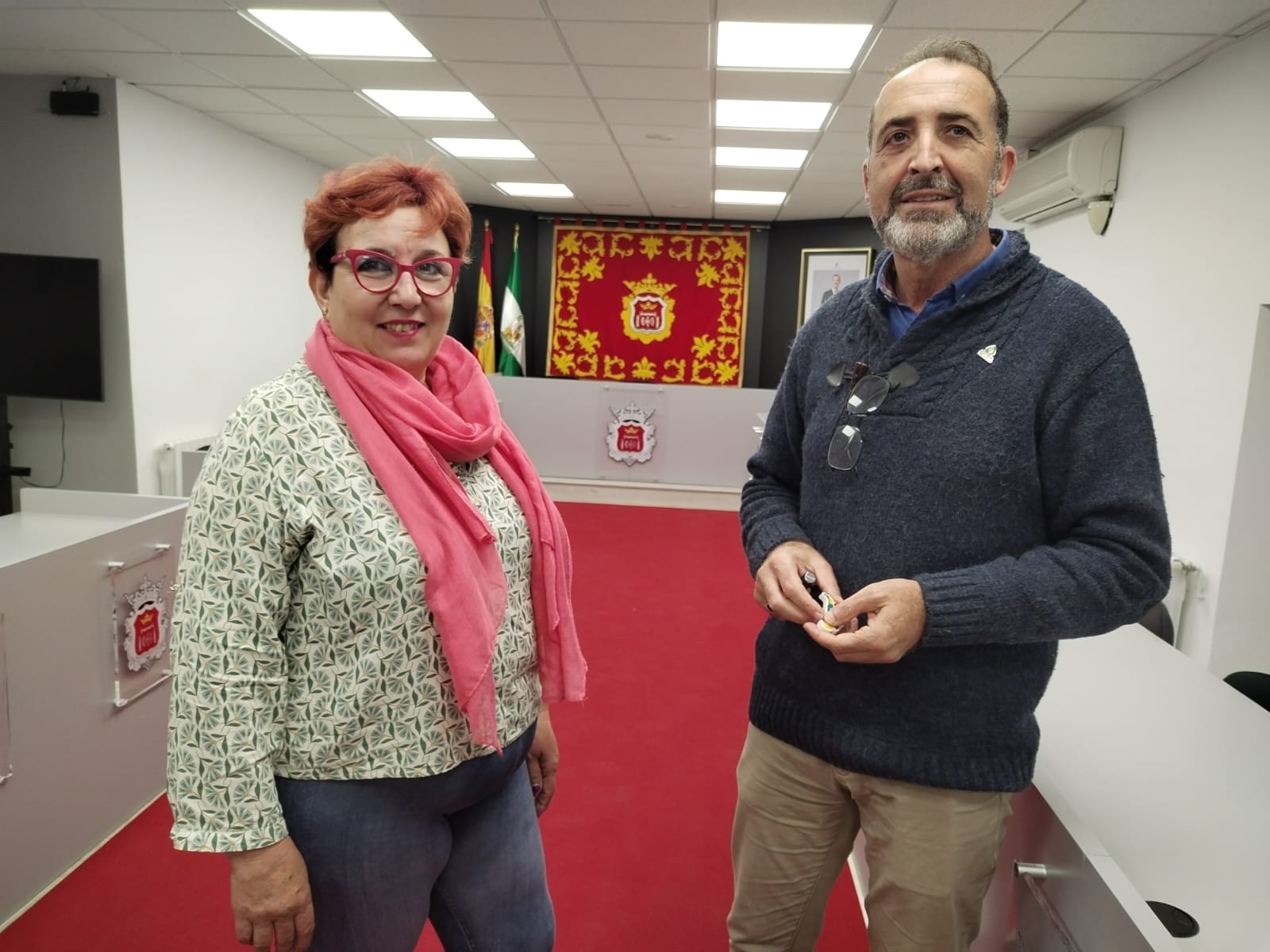 Mari Paz Orozco y Juan Carlos González en el salón de plenos del Ayuntamiento de Ronda